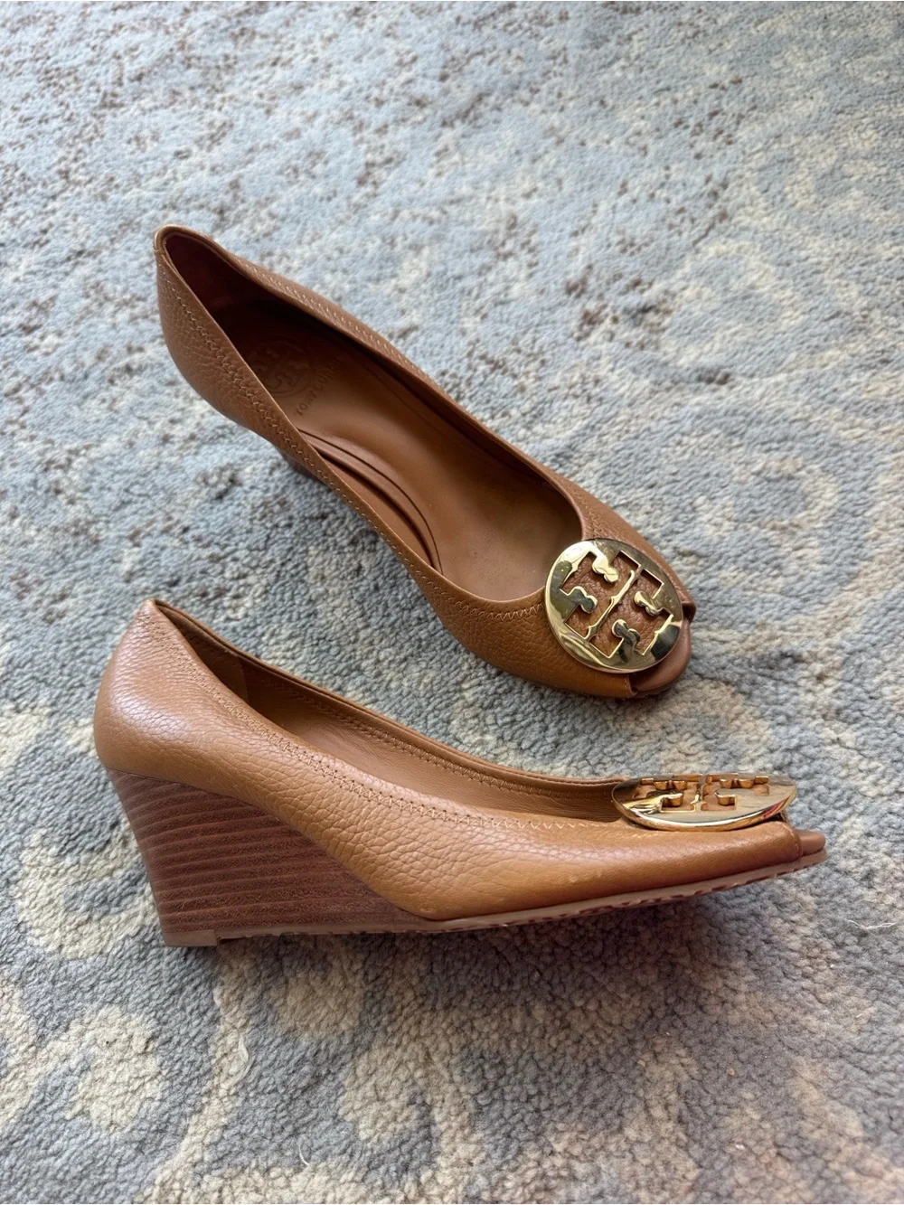 Tory Burch Sally Peep Toe Wedge Pumps Brown Leather Gold Logo 8.5